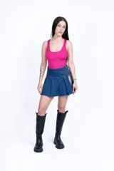 Body color naranja de tejido de punto acanalado, con breteles anchos y escote cuadrado.