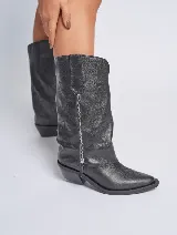 Bota de cuero sintético negra, de estilo cowboy, con caña alta, punta fina, taco bajo y cierre lateral con cremallera.