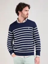 Jersey de punto inglés a rayas horizontales azul marino y blancas, con cuello redondo y logo bordado en el pecho.