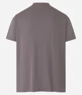 Remera deportiva gris con inscripción azul en el pecho, de corte clásico y manga corta.