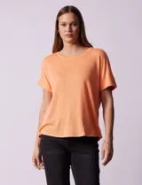 Remera color durazno con textura y espalda con aplique de botones.