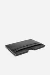 Tarjetero negro de cuero con cinco ranuras para tarjetas y logo grabado en el frente.