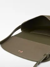 Bandolera mediana de poliuretano color marrón con textura granulada. Tiene un compartimento con cierre de solapa, bolsillo interior, asa larga regulable y logo grabado.