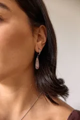 Aros colgantes de acero quirúrgico hipoalergénico con dije de piedra natural en forma de gota color azul oscuro.