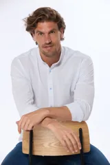 Camisa blanca de lino a rayas celestes, de manga larga, cuello mao y corte slim fit.