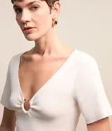 Blusa blanca de viscosa con escote en V y aro metálico.