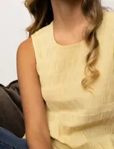 Blusa sin mangas plisada con cuello a la base, marca Zac & Rachel. Tiene una abertura en la espalda con un botón forrado.