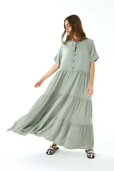 Vestido largo color verde, estilo camisero, con cuello mao, mangas cortas y falda amplia con volados.