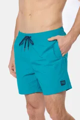 Short de baño azul vibrante, de corte clásico y largo medio, con cintura elástica y cordón ajustable. Cuenta con bolsillos laterales y suspensor de malla fina interior.
