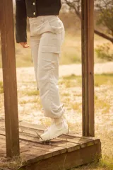 Bota Chelsea color beige, con elástico lateral y suela track.