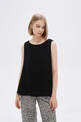 Musculosa blanca de lino con breteles anchos y cuello bote.