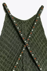 Vestido largo verde con estampado a cuadros, cuello halter con nido de abeja elástico y tirantes trenzados con abalorios.