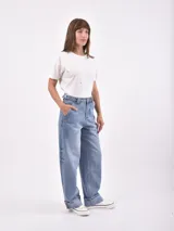 Pantalón jean celeste de corte recto, tiro alto y pierna ancha.