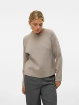 Sweater color beige de punto con cuello redondo y mangas largas.