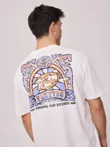 Remera blanca de algodón con estampa en la espalda con el logo de Rusty y la leyenda 'Since chasing surf records 1985'.