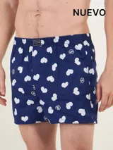 Bóxer azul marino con estampado de corazones blancos y logos de la marca.