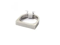 Anillo plateado de acero quirúrgico con forma geométrica rectangular.