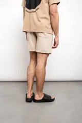 Short color beige de corte recto.