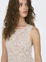 Vestido de punto color ecru con cuello redondo y ajuste ceñido.
