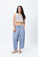 Pantalón tipo baggy de calce relajado, con cintura elástica y cordón ajustable. Confeccionado en una mezcla liviana de viscosa y lino, brinda frescura y movimiento natural. Los bolsillos laterales y traseros aportan practicidad, convirtiéndolo en un infaltable para looks de verano cómodos y con estilo.