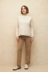Pantalón recto de tiro alto, con costuras centrales en ambas piernas y cuatro bolsillos.