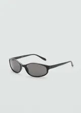 Lentes de sol negros con montura ovalada de policarbonato reciclado y cristales grises.