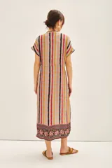 Vestido largo con estampado floral y de rayas verticales, escote en V, mangas cortas y lazo ajustable en la cintura con borlas decorativas.