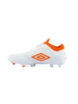 Championes de fútbol Umbro modelo Legend, color negro con suela blanca y tacos moldeados. Presenta el logo Umbro en blanco en el lateral y una pequeña bandera italiana (verde, blanco y rojo) cerca de los cordones.