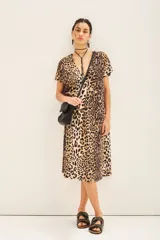 Vestido túnica de corte amplio confeccionado en jersey de algodón con estampado animal print, escote en V y manga corta.