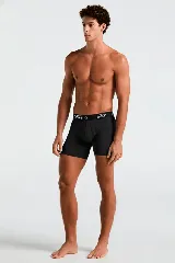 Boxer negro con cintura elástica con logo de la marca Penguin en blanco.