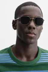 Camiseta relaxed fit de algodón con rayas horizontales en verde y celeste, cuello redondo y manga corta.