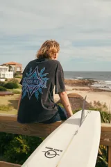 Remerón negro con efecto lavado y estampado en la espalda con la inscripción "Glass Waves" en letras azules y blancas, rodeada de llamas azules.