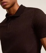 Camisa marrón de corte slim, con cuello polo, cierre de botones y textura acanalada.