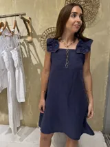 Vestido corto azul de lino, con breteles con elástico y espalda regulable.