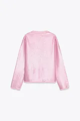 Chaqueta de lentejuelas rosa con cuello redondo, manga larga y cierre frontal con botones.