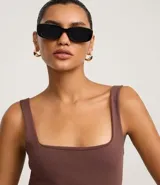 Vestido midi negro de punto roma, con escote cuadrado y corte ajustado.