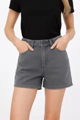 Short de jean negro, liso, de corte recto y tiro alto.