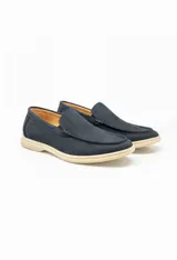 Mocasín color marrón claro, liso, de cuero, con suela de goma color crema.