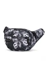 Riñonera JanSport Fifth Avenue negra con estampado de rayos blancos.