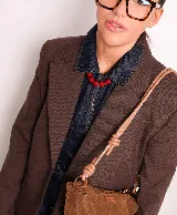 Collar corto con cuentas grandes color rojo.