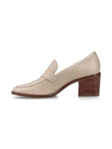 Zapato mocasín de cuero color beige con taco cuadrado de madera.