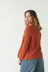 Sweater gris de punto suave con escote en V.