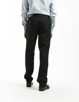 Pantalón de vestir negro, de corte recto, con bolsillos laterales y traseros. Se ajusta a la cintura con cinturón de cuero negro.