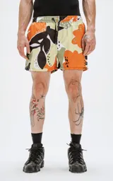 Short de baño con estampado abstracto en tonos naranja, marrón y beige.