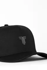 Gorra de béisbol negra con logo bordado en el frente.