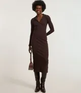 Vestido midi de punto negro con cuello polo, escote en V y manga larga.