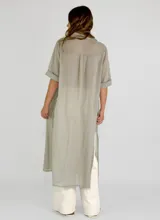 Camisa beige de mangas cortas, corte recto y abotonada.