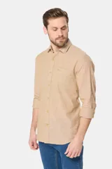 Camisa de lino blanca de manga larga, con bolsillo en el pecho con logo bordado y botones personalizados.