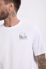 Remera blanca de algodón con cuello redondo y estampado pequeño de una moto en el pecho.