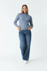 Sweater tejido celeste con cuello alto y mangas largas.